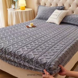 Fleece-Spannbettlaken in Grau.