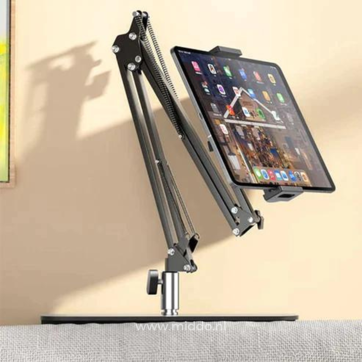 FlexArm mit Tablet, das an einem Schreibtisch befestigt ist, perfekt für komfortable Nutzung