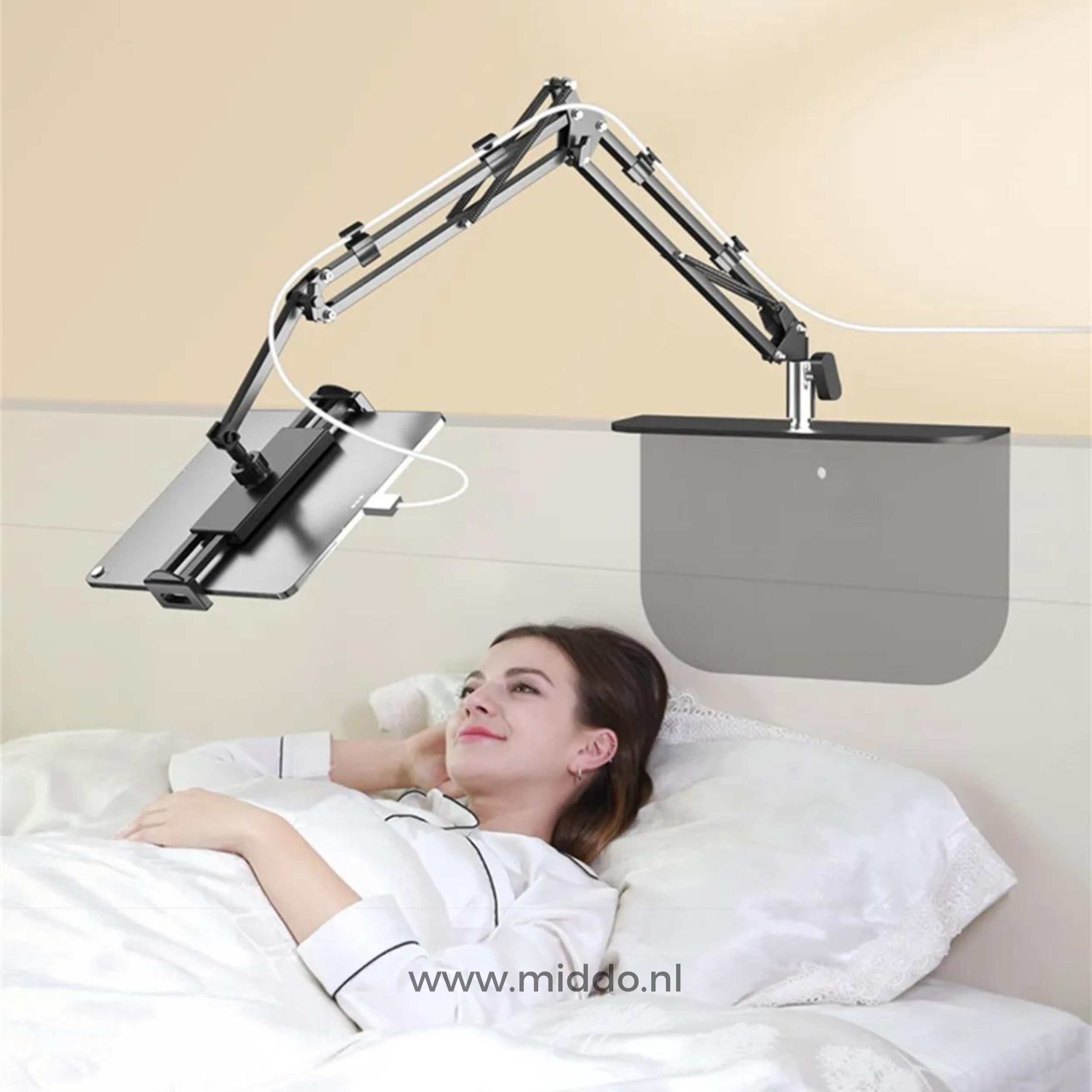 FlexArm mit Tablet-Halterung am Bett befestigt, ideal für die freihändige Nutzung von Tablets