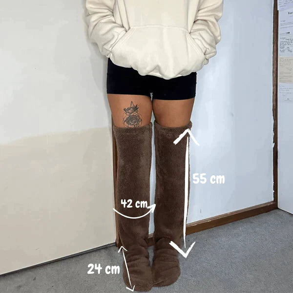 Modell trägt FluffSoks mit Abmessungen in Zentimetern