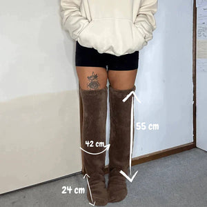Modell trägt FluffSoks mit Abmessungen in Zentimetern