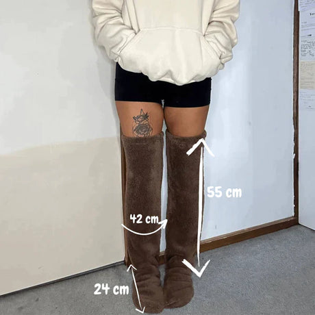 Modell trägt FluffSoks mit Abmessungen in Zentimetern
