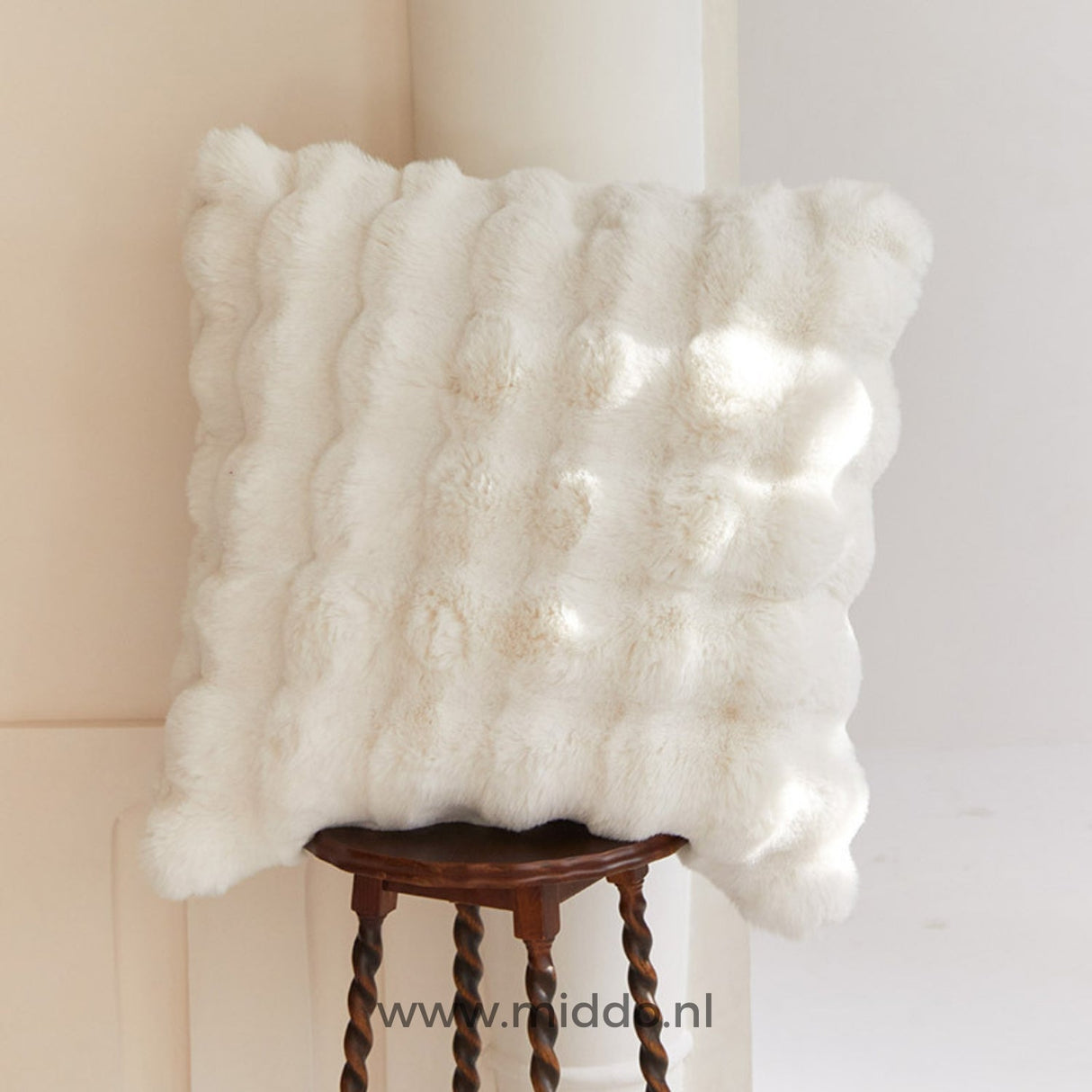 Fluffy Kissen mit dekorativer Textur auf einem Hocker