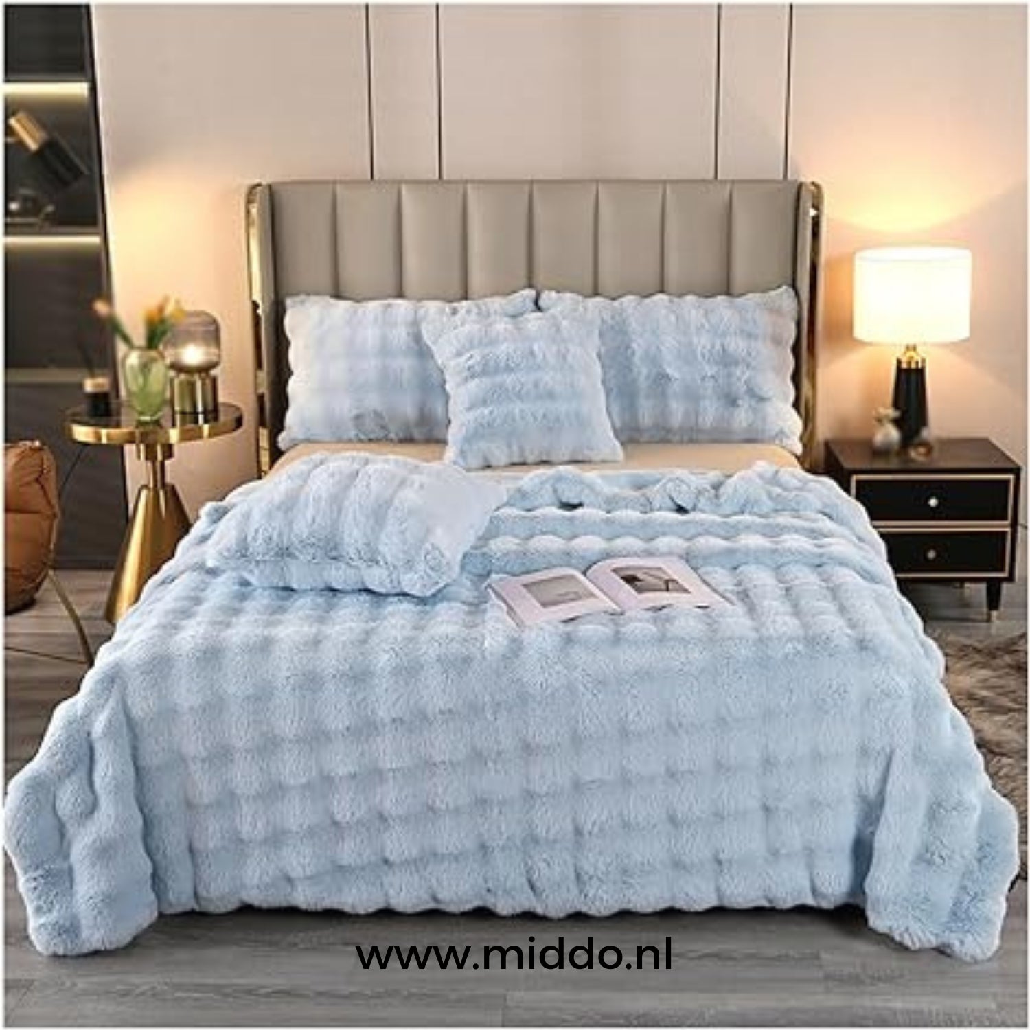 Helleblaue flauschige toskanische Winterdecke auf dem Bett mit dekorativen Kissen
