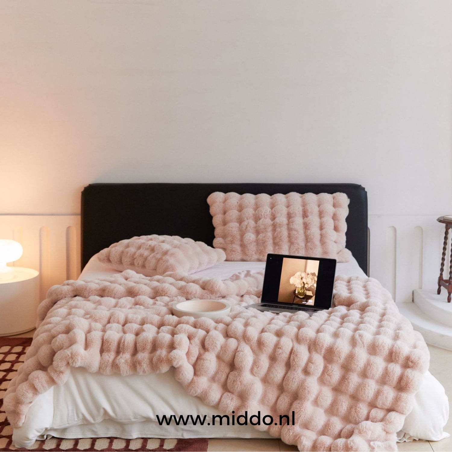 Rosa Fluffy toskanische Winterdecke auf dem Bett mit Laptop und Kissen