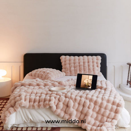 Rosa Fluffy toskanische Winterdecke auf dem Bett mit Laptop und Kissen