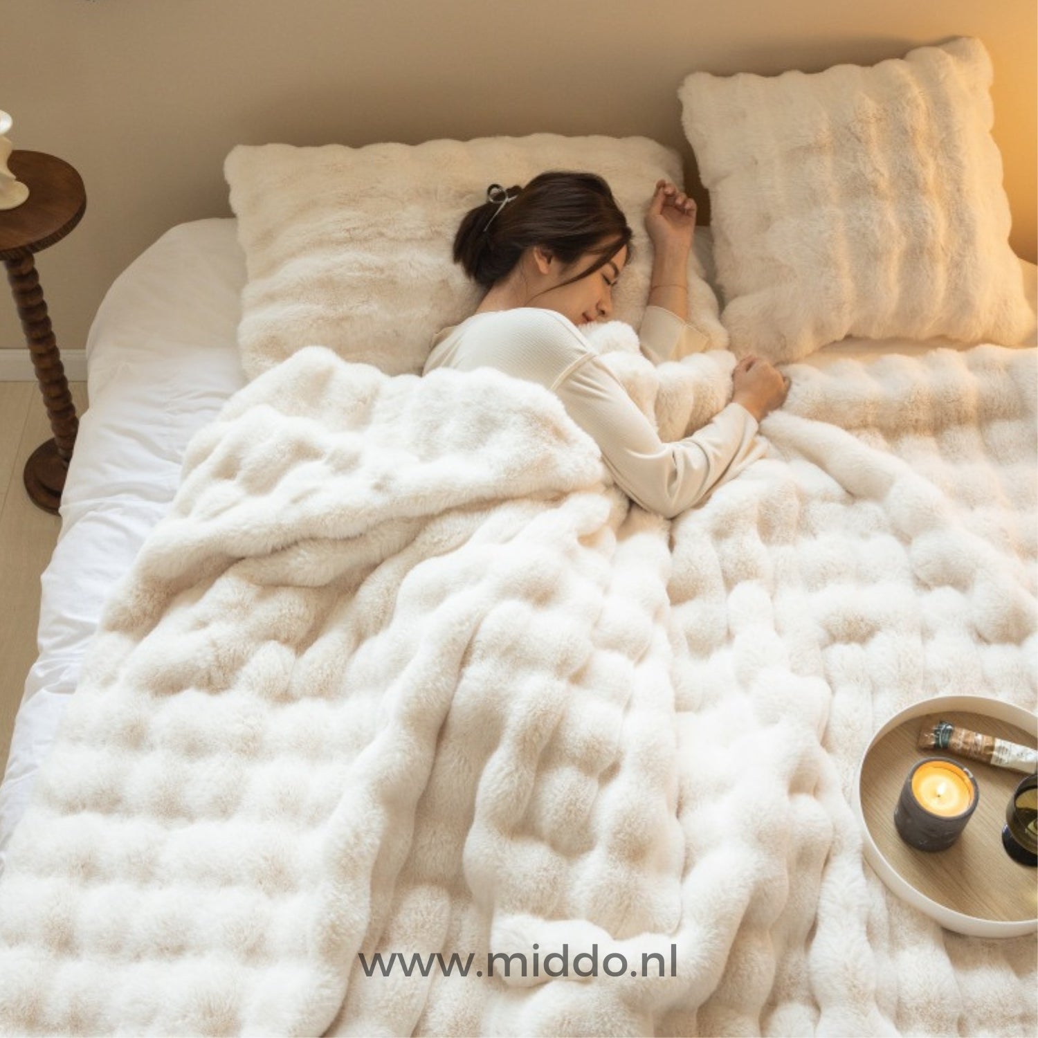 Person schläft unter der Fluffy toskanischen Winterdecke im beigen Schlafzimmer