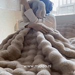 Gemütliche Frau mit weichem, flauschigem Decke