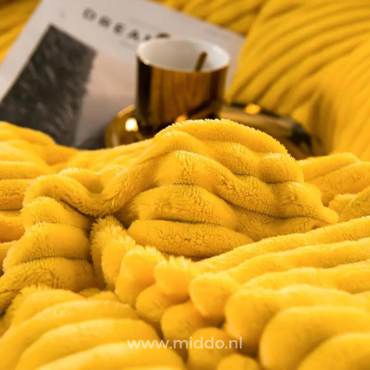 Nahaufnahme von gelbem samtigem Fleece-Bettbezug