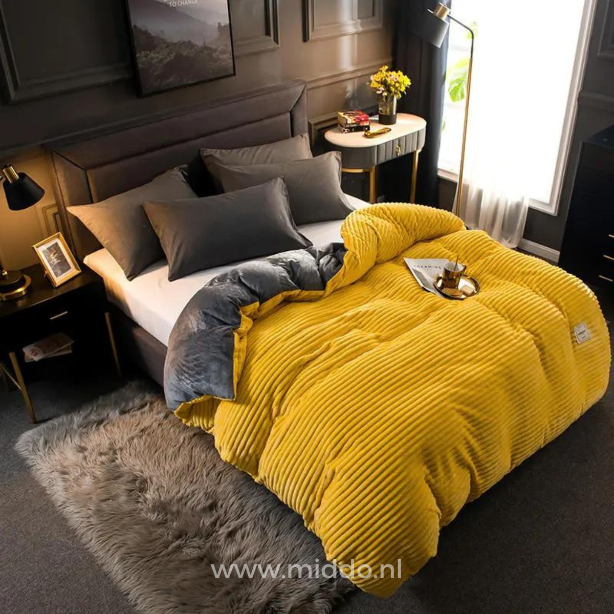 Gelbes flauschiges Fleece-Bettbezug auf einem Bett in einem romantischen Schlafzimmer.
