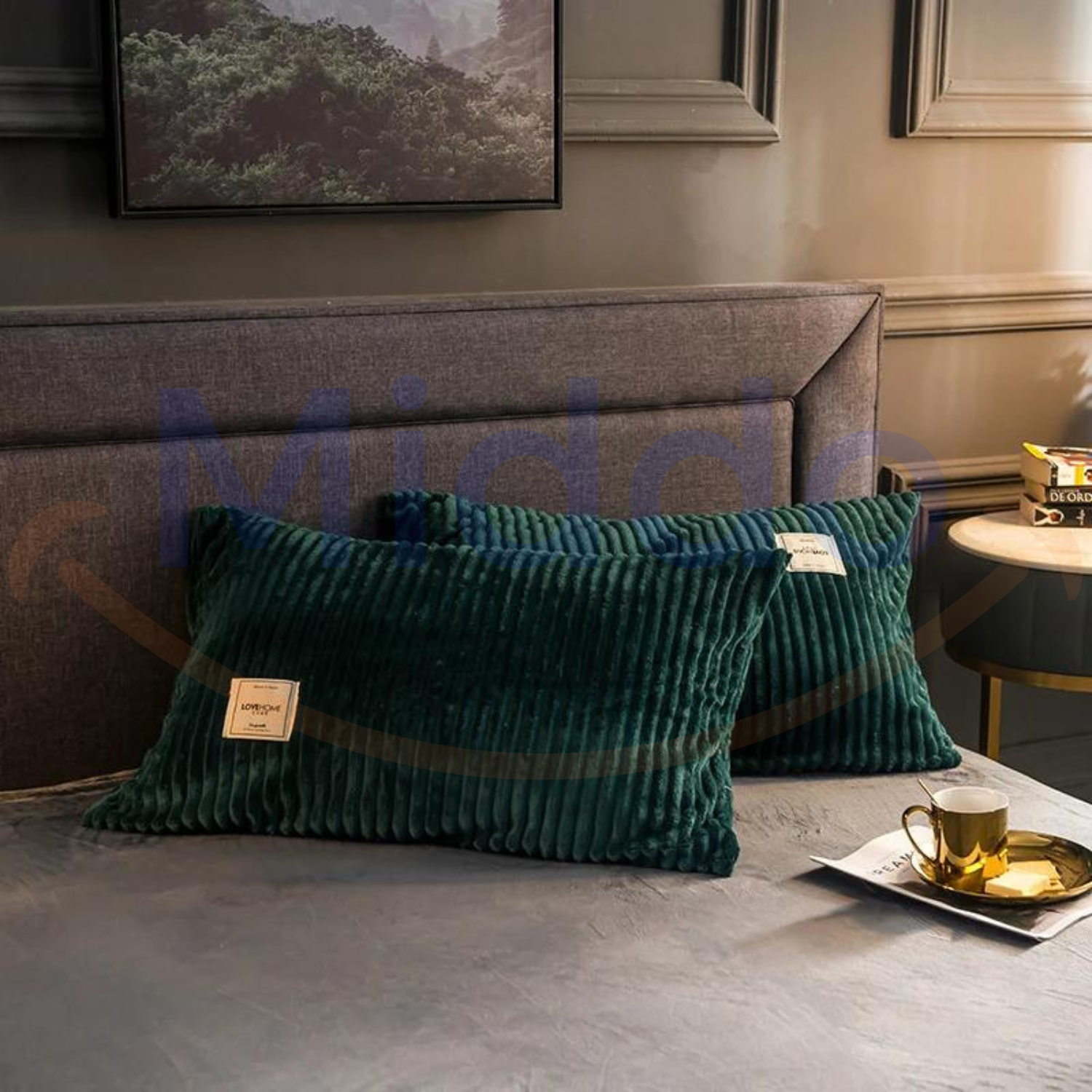 Dunkelgrüne samtige Fleece-Kissen auf modernem Bett.
