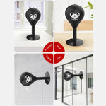 Schwarze Boxsäcke auf verschiedenen Oberflächen