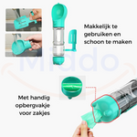 Turquoise FurryFeeder wird mit Wasser gereinigt