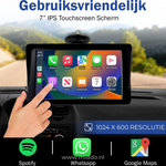 Carplay hängt am Autofenster und ein Finger drückt auf eine App.