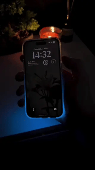 GlowSand Telefonhülle mit LED-Beleuchtung im Dunkelstil www.middo.nl