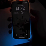 GlowSand Telefonhülle mit LED-Beleuchtung im Dunkelstil www.middo.nl