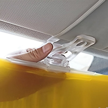 Hand platziert SafeDrive Sonnenblende auf Autoklappe zur Montage