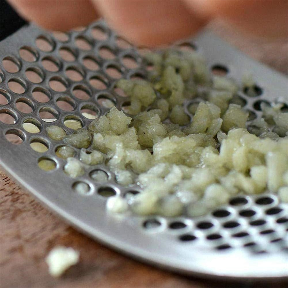 Nahaufnahme von gepresstem Knoblauch durch die HandyPress Edelstahl-Knoblauchpresse.