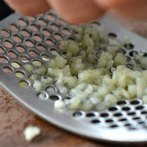 Nahaufnahme von gepresstem Knoblauch durch die HandyPress Edelstahl-Knoblauchpresse