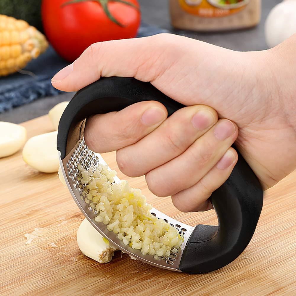 Handdrücken von Knoblauch mit dem HandyPress RVS Knoblauchpress.