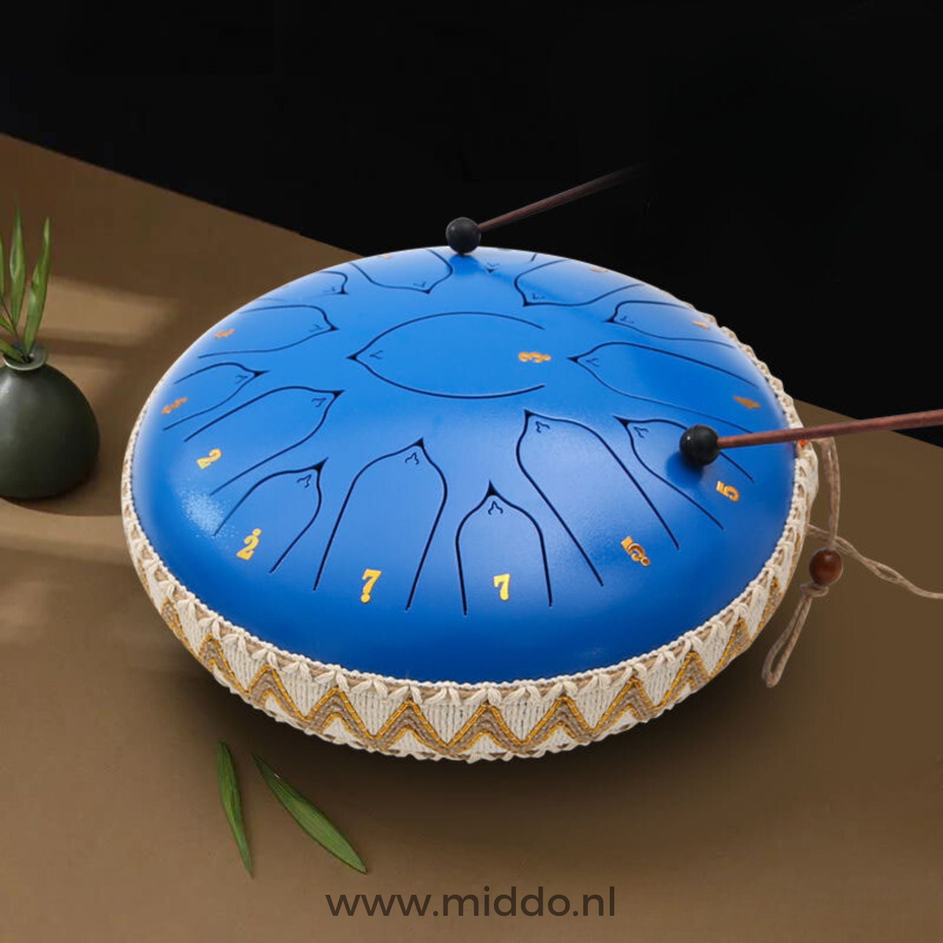 Hände spielen eine blaue Harmonii KlankOase Steel Tongue Drum mit Schlägeln