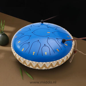 Hände spielen eine blaue Harmonii KlankOase Steel Tongue Drum mit Schlägeln