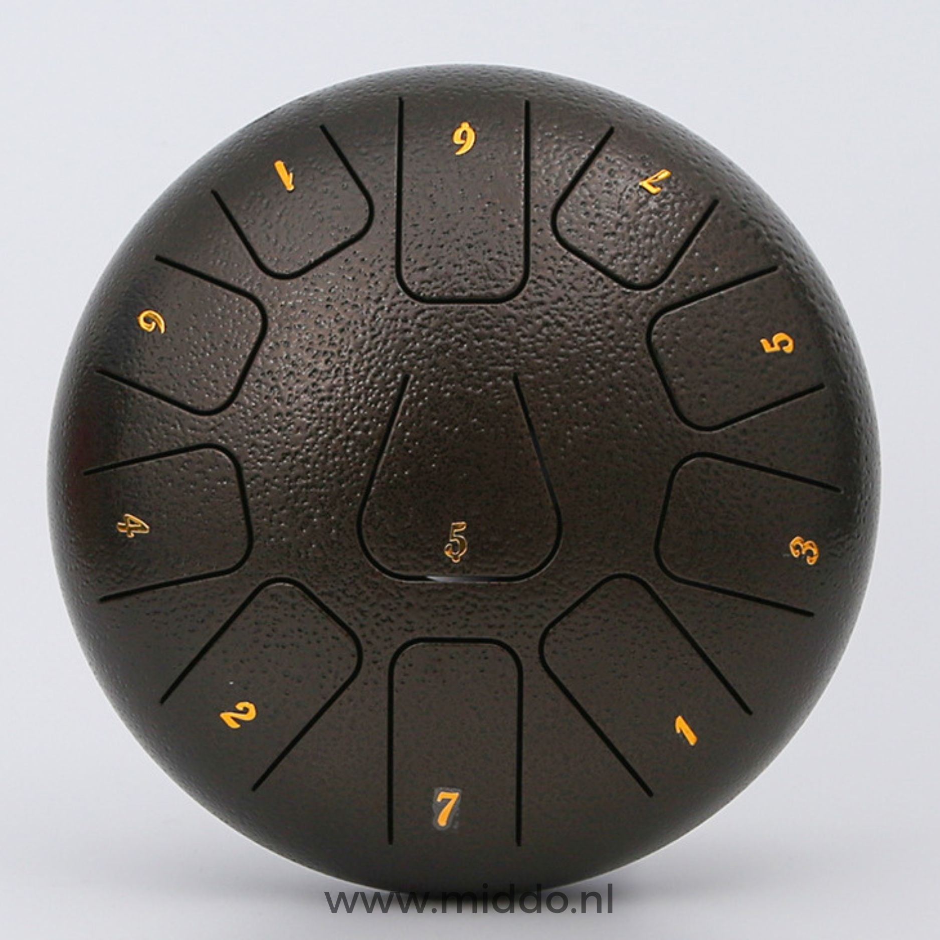 Nahaufnahme einer bronzefarbenen Steel Tongue Drum mit Zahlen auf weißem Hintergrund