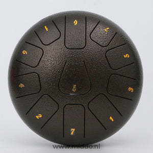 Nahaufnahme einer bronzefarbenen Steel Tongue Drum mit Zahlen auf weißem Hintergrund