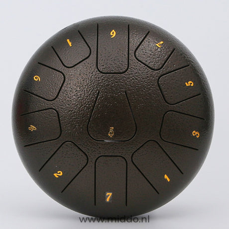 Nahaufnahme einer bronzefarbenen Steel Tongue Drum mit Zahlen auf weißem Hintergrund