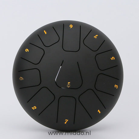 Schwarze Stahl-Zungeninstrument mit 20 cm Durchmesser und Zahlen auf einem weißen Hintergrund