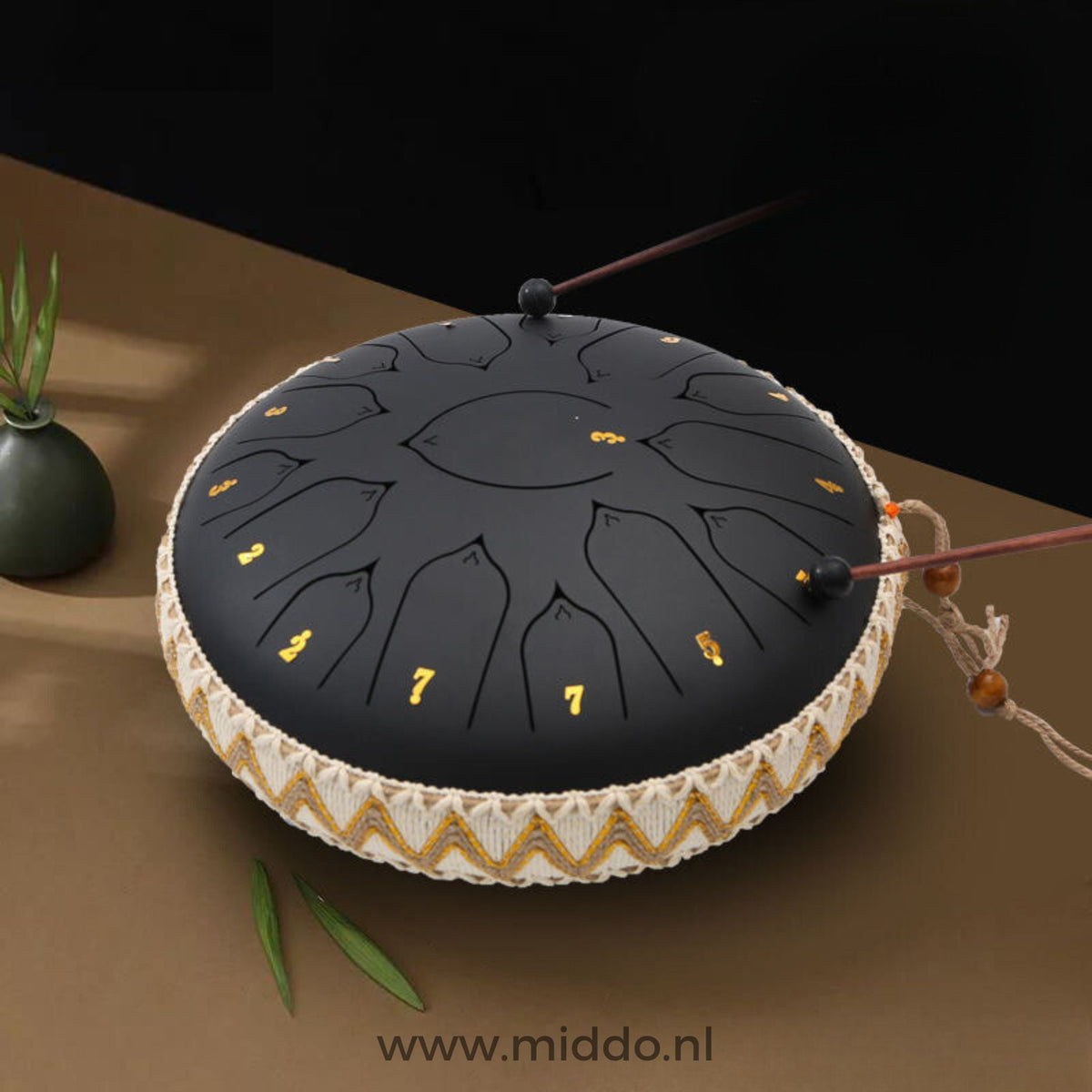 Hände spielen ein schwarzes Harmonii KlankOase Steel Tongue Drum mit Schlägeln