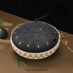 Hände spielen ein schwarzes Harmonii KlankOase Steel Tongue Drum mit Schlägeln
