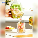 IceNova Flasche grün – Ausgießen von Fruchteiswürfeln ins Glas www.middo.nl