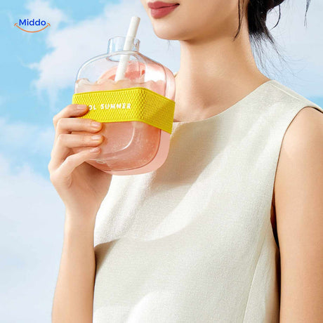 IceNova Flaschenhalter pink Sommergetränk mit Band Modell Nahaufnahme