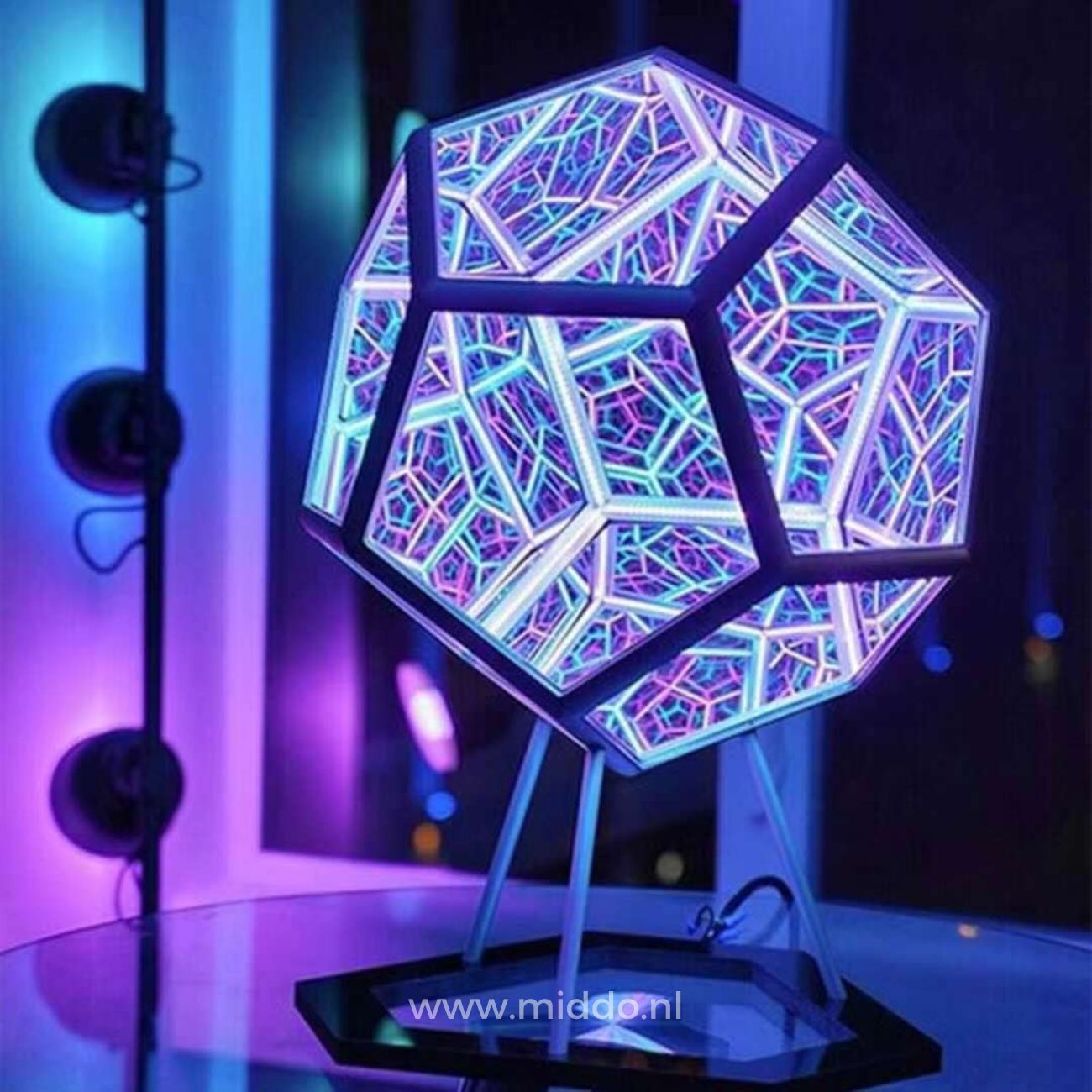 Infinity Light auf einem Schreibtisch mit mehrfarbiger Beleuchtung.