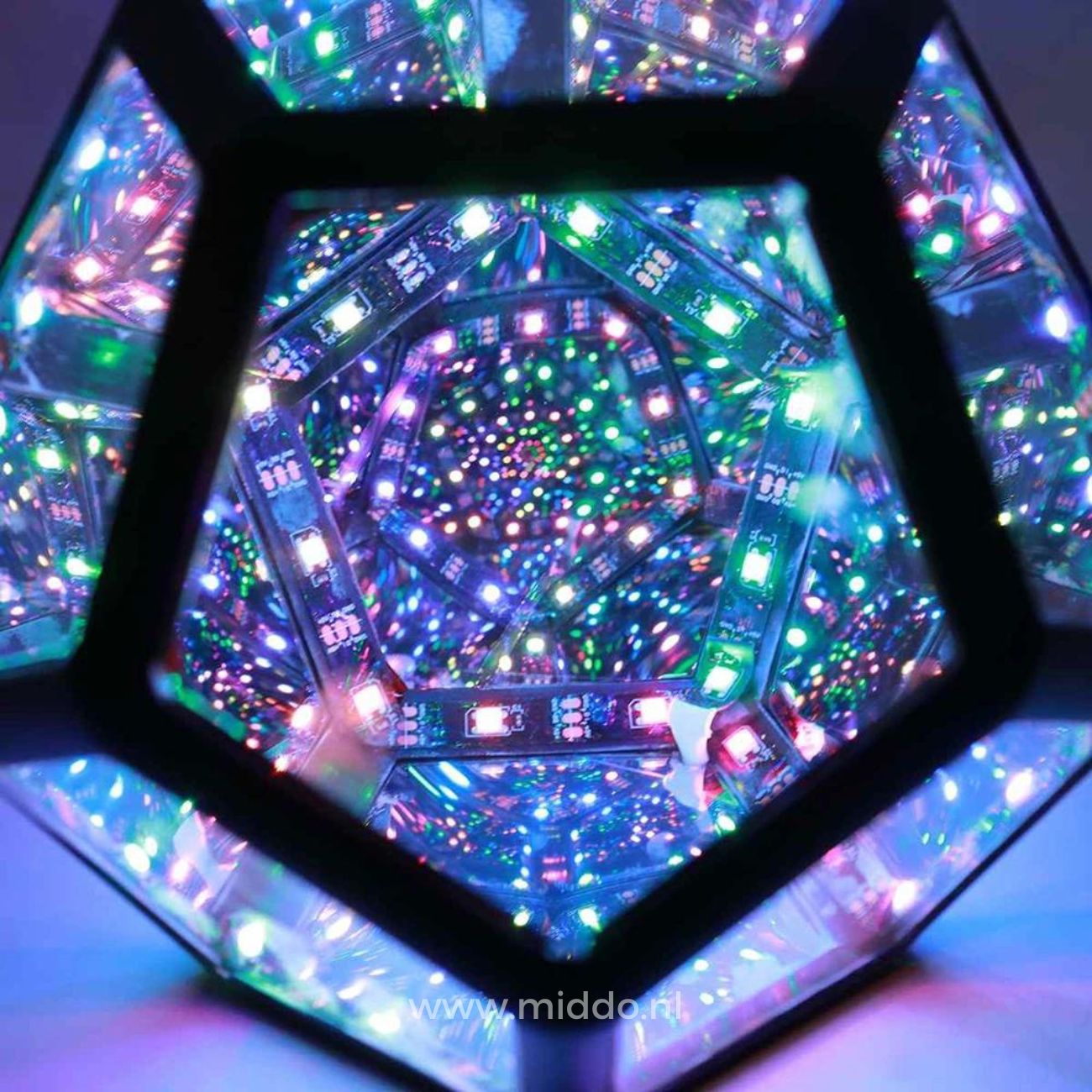 Nahaufnahme des Infinity Light mit vielfarbigen Lichteffekten.