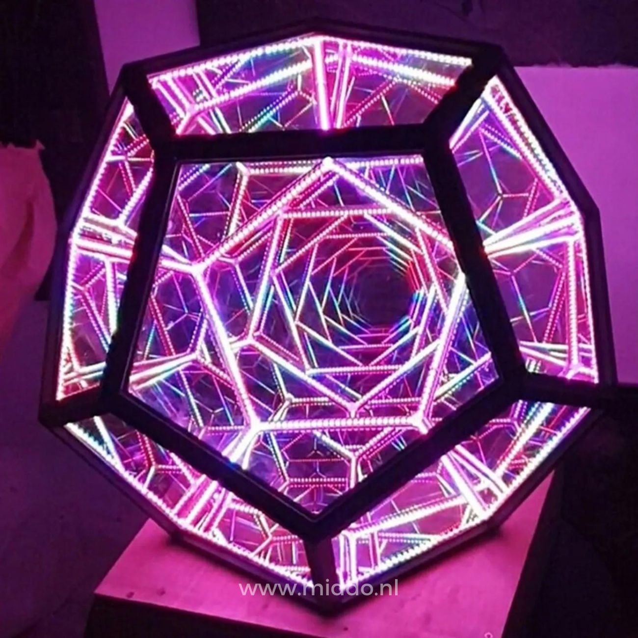 Nahaufnahme des Infinity Light mit rosa Lichteffekten.