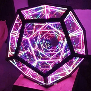 Nahaufnahme des Infinity Light mit rosa Lichteffekten