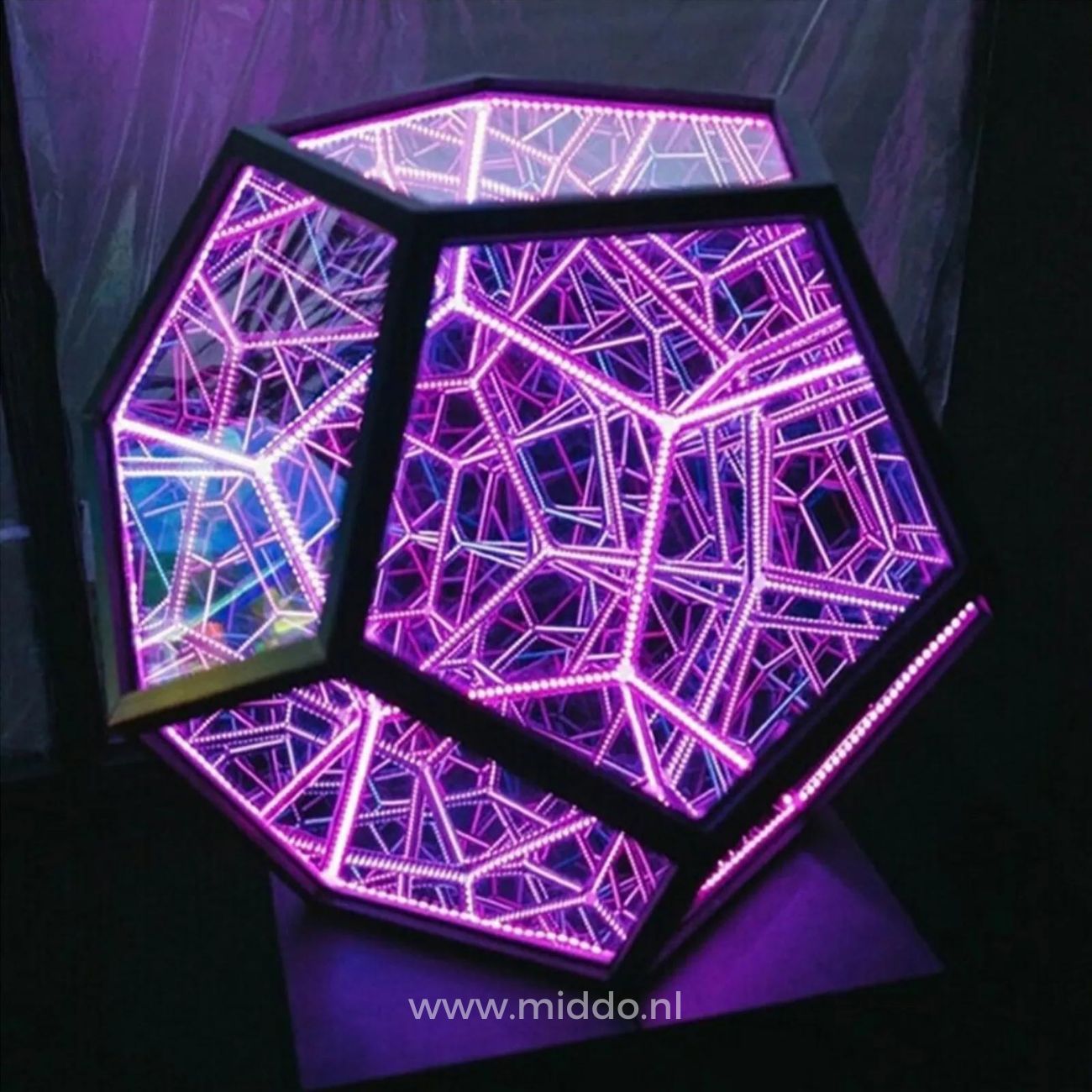 Infinity Light mit lila Beleuchtung auf einem dunklen Hintergrund.