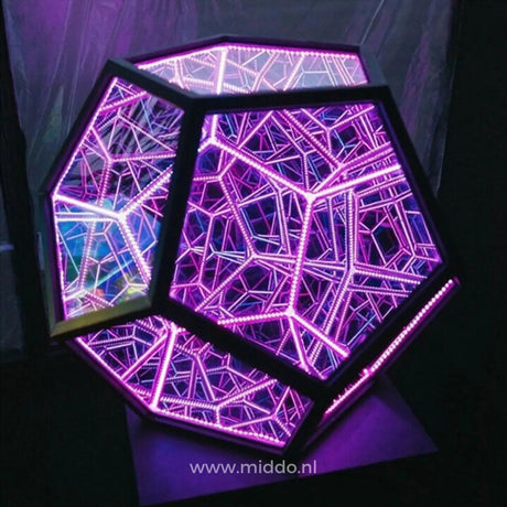 Infinity Light mit lila Beleuchtung auf einem dunklen Hintergrund
