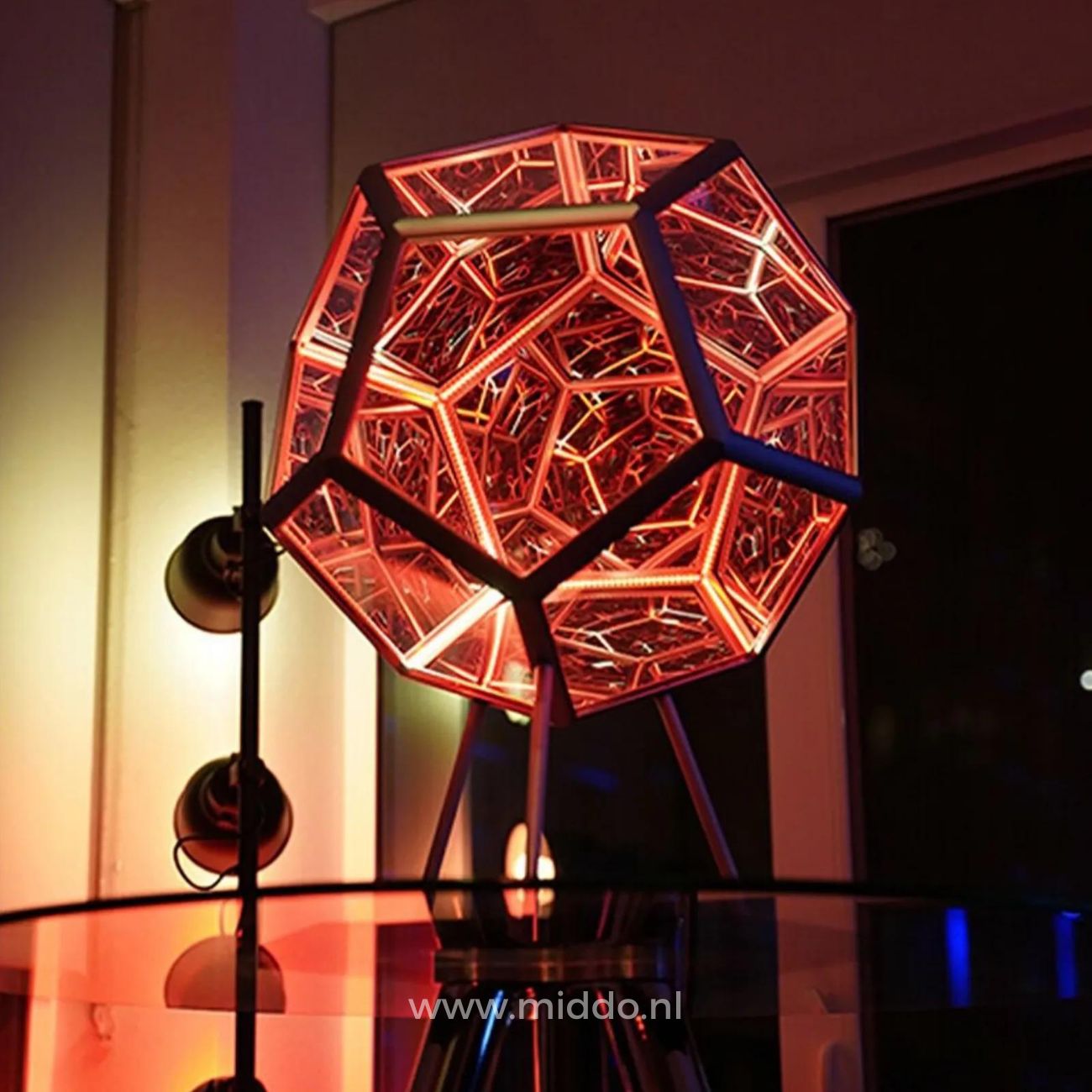 Infinity Light mit roter Beleuchtung auf einem Ständer.