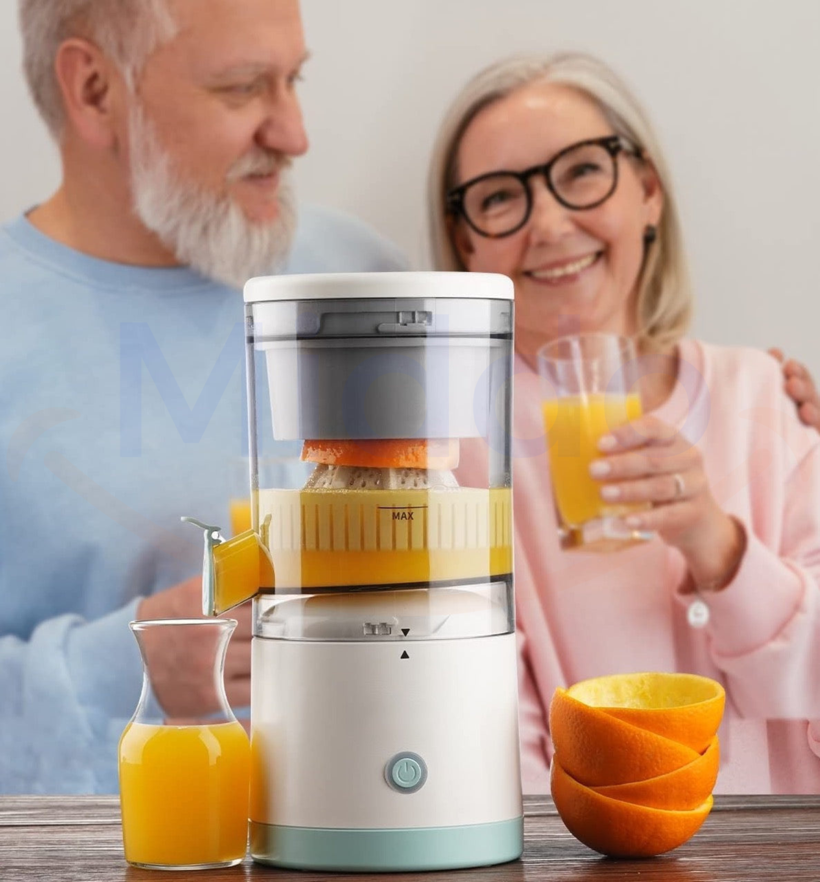 Glückliche Menschen verwenden die Juice-O-Matic Saftpresse.