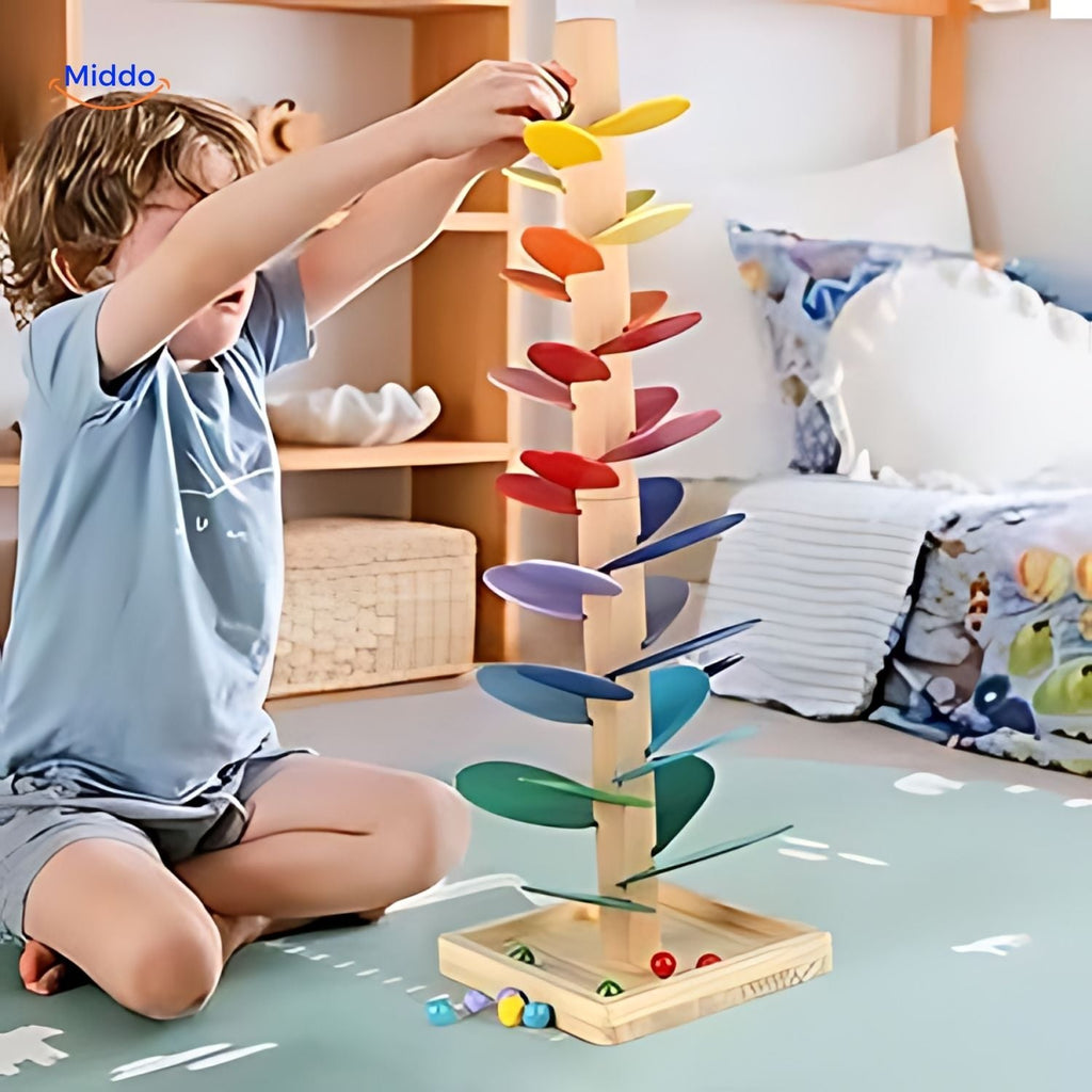 LearnPlay Ballenbahn Baum Junge spielt auf dem Boden www.middo.de