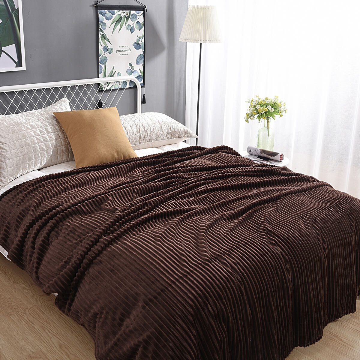 Braune samtige Fleece-Decke auf einem frisch bezogenen Bett