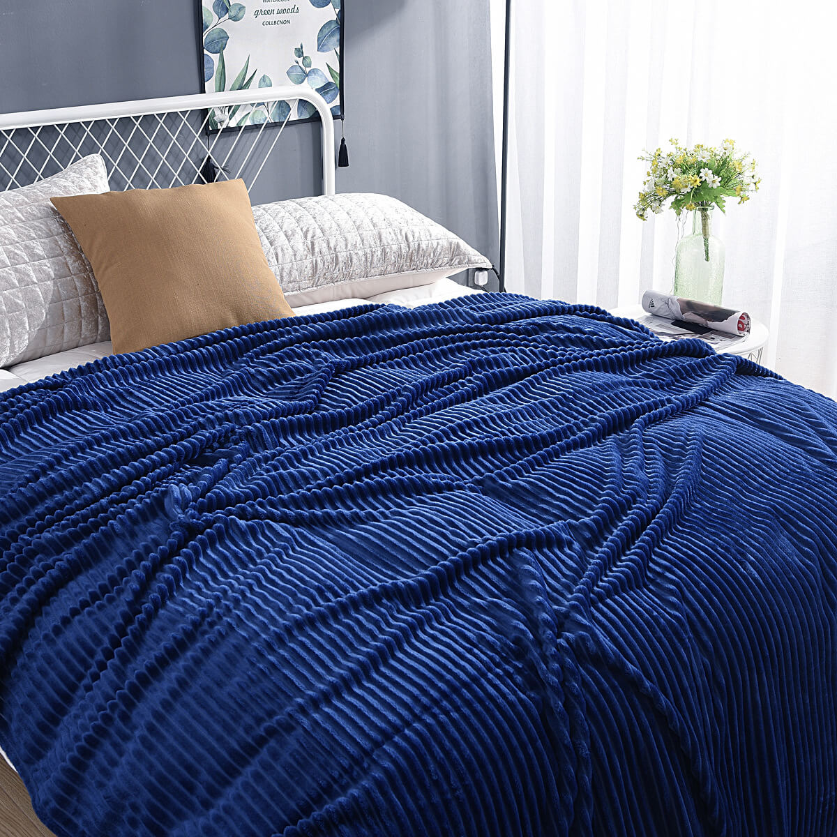 Dunkelblaue Samt-Fleece-Decke auf einem gemachten Bett