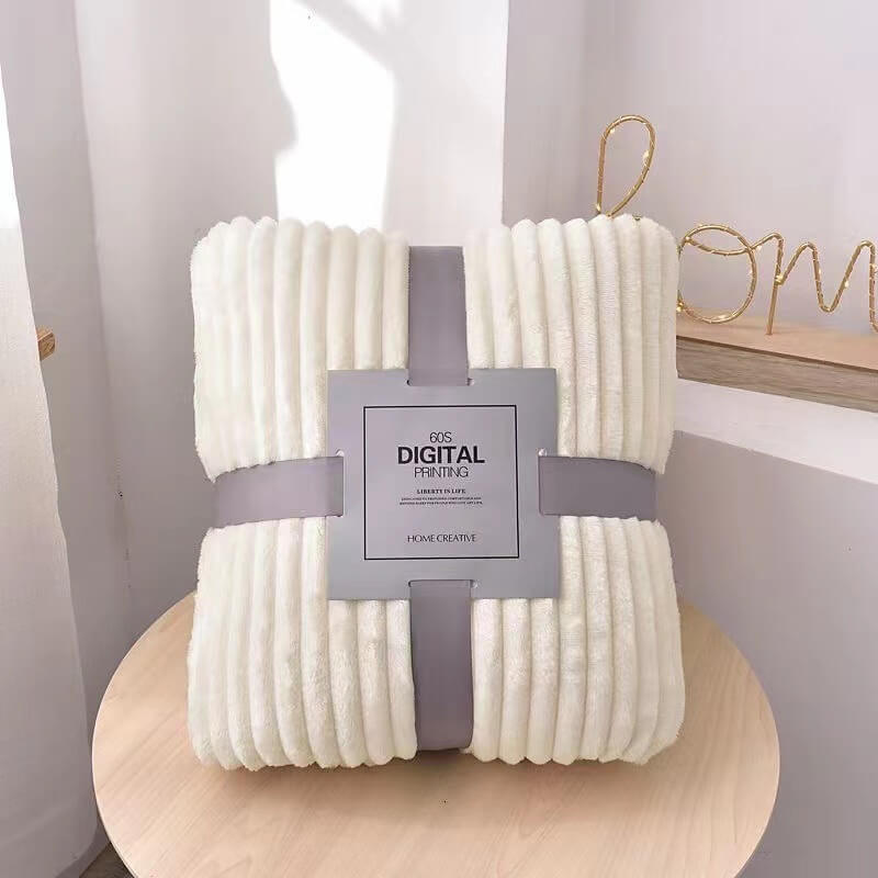 Weiße samtige Fleece-Decke verpackt mit grauem Band