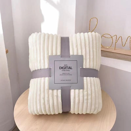 Weiße samtige Fleece-Decke verpackt mit grauem Band