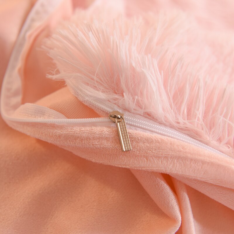 Foto des weißen Reißverschlusses des rosa flauschigen Fleece-Kissenbezugs.