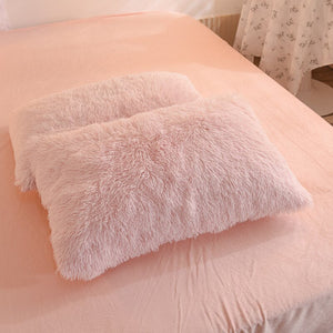 Foto von 2 rosa flauschigen Fleece-Kissenbezügen auf einem Bett