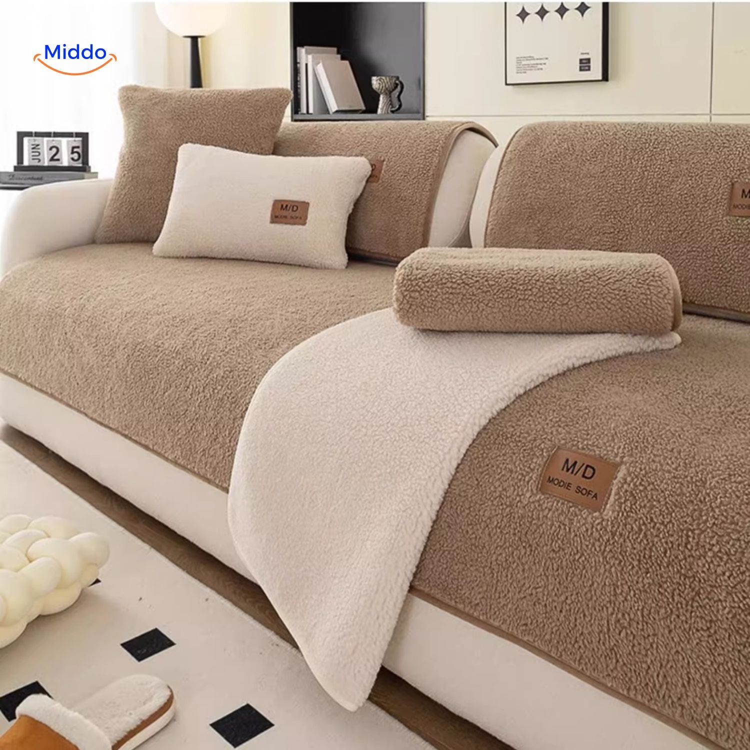 LuxeLamb Sofakissen beige Stoff mit weißer Decke www.middo.de
